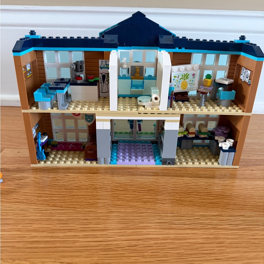 LEGO Friends Heartlake City School Set. 605 pieces. EUC. Building. Summer. - Picture 7 of 17
